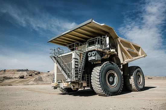 【新品】四斗裝滿一卡車！利勃海爾R 9800配合T 274 礦卡，施工效率卓越！