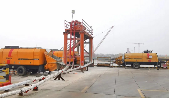 大桥局承建的常泰长江大桥6号主塔墩承台混凝土浇筑现场,2台三一泵车