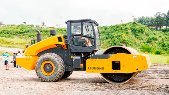 柳工最大吨位压路机6636e首次出口海外,助力"一带一路"建设_铁甲工程
