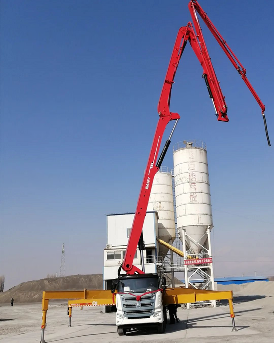 三一泵送助百信建材驰骋新疆在多次使用三一专用底盘泵车施工的过程
