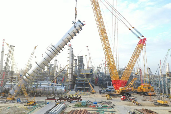 吊裝重量約32000T！4000噸履帶吊在廣東石化已完成24臺千噸級塔器吊裝！