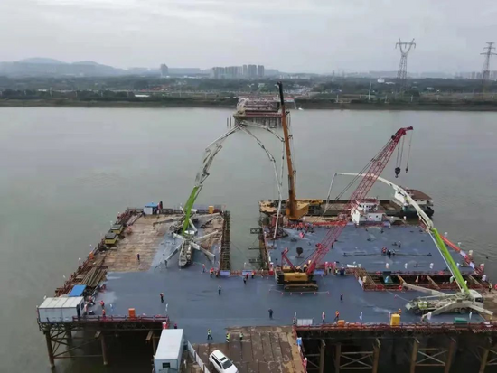 40小時，4000方。三臺福田雷薩泵車合力保障湘江跨度最大，長江最高獨塔斜拉橋建設   