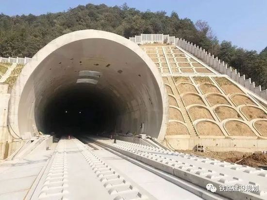 湖杭高鐵富陽段無砟軌道板鋪設完成，開通時間確定