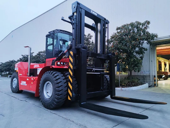 徐工xcf4612k超大吨位平衡重式叉车顺利下线