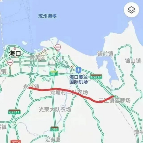为尽快实现通车目标,在海口三永公路项目施工现场,摊铺机,压路机等多
