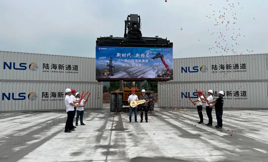 【三一海洋重工】重庆首台纯电动正面吊交付陆海新通道_铁甲工程机械