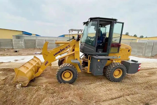 交机时刻龙工小型装载机持续助力养殖业高效绿色发展