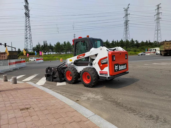 铣刨 清扫,山猫s550搞定道路那些事!_铁甲工程机械网