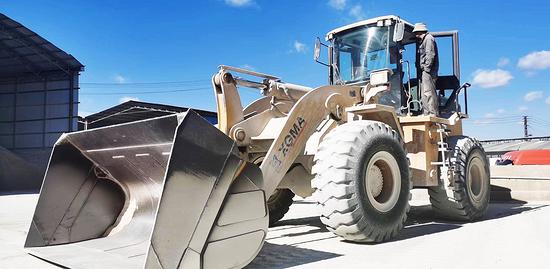 厦工xg955装载机卓越品质助力滇东混凝土搅拌站事业腾飞_铁甲工程机械