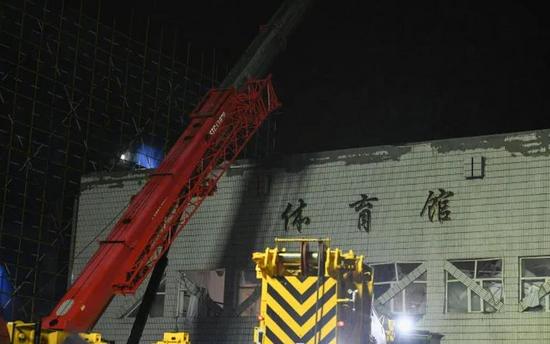 齐齐哈尔体育馆坍塌事故致11人死亡，起重机等工程机械救援力量现场集结参与救援