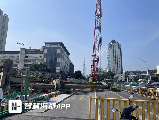 【事故】突发！福州地铁滨海快线打桩机倒塌，未造成人员伤亡