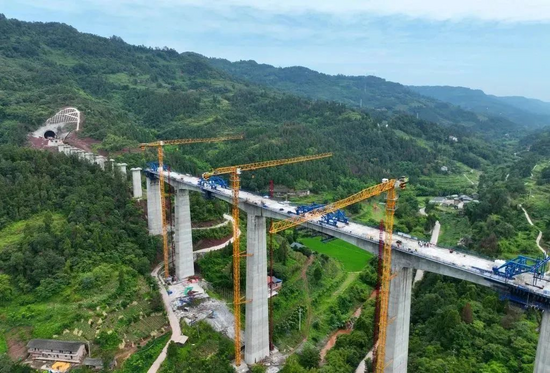 重庆在建9个铁路项目上半年投资增长约六成，重庆东站、重庆站有新进展
