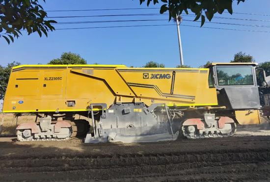 该道路水稳砂强度较高,并且含有大量的鹅卵石,传统机械式冷再生施工