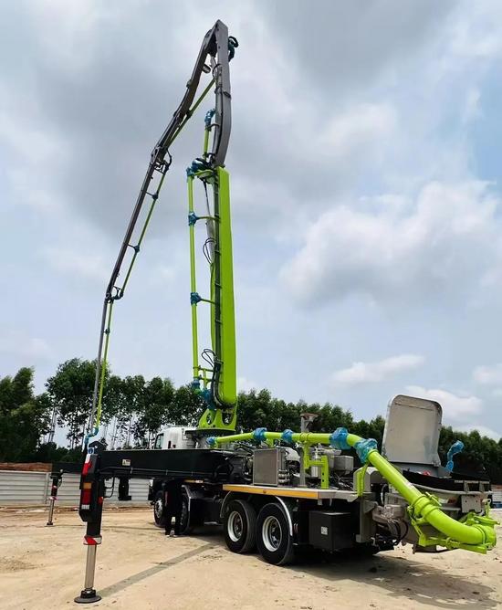 中联重科43米明星泵车实力交付泰国