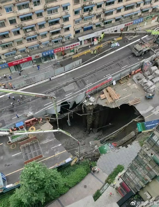 【事故】成都在建地铁路面突发坍塌，工程机械起重机等参与救援