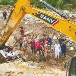 坐挖掘機(jī)挖斗過河 翻山合力救出傷者