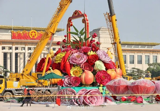 搭建中！起重機助力天安門廣場國慶大花籃搭建工作