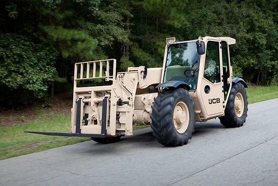 【編譯】JCB 為美國陸軍推出第 1,000 臺越野伸縮臂叉裝機