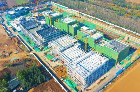 所屬中國(guó)二冶承建的霸州中電智谷項(xiàng)目8#廠房通過主體結(jié)構(gòu)驗(yàn)收，推動(dòng)霸州新興產(chǎn)業(yè)核心技術(shù)攻關(guān)和跨界創(chuàng)新，助力霸州區(qū)域產(chǎn)業(yè)升級(jí)，構(gòu)建霸州“數(shù)智機(jī)電”產(chǎn)業(yè)圖景。.jpg