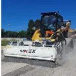 滑移裝載機(jī)在市政道路養(yǎng)護(hù)中的多維價(jià)值與Simex西麥屬具協(xié)同升級(jí)