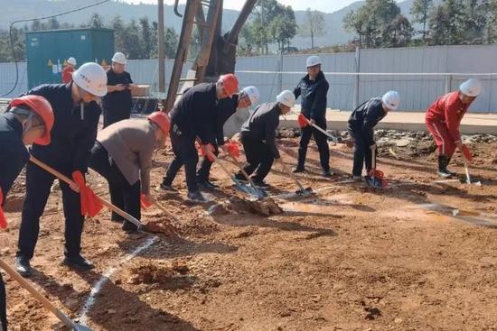 黃沙坪礦業(yè)邊深部資源綜合開(kāi)發(fā)利用項(xiàng)目豎井工程正式下掘，標(biāo)志著項(xiàng)目向主體施工邁出了關(guān)鍵一步。.png