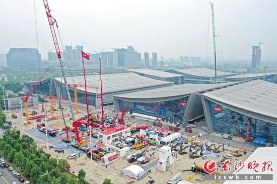 　　長沙國際工程機械展覽會以其龐大的規(guī)模、多樣化的新技術(shù)展示、國際化的合作交流以及對智能化和綠色發(fā)展的重視，成為全球工程機械行業(yè)的盛會。這是長沙國際工程機械展覽會的資料照片。長沙晚報全媒體記者 王志偉 攝