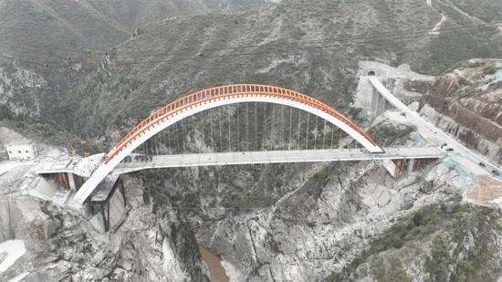 1中鐵寶橋參建陜西東莊水利樞紐工程涇河大橋精準(zhǔn)合龍 (4).jpg