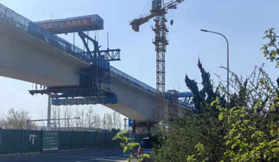 天津Z2線04標跨經(jīng)四路連續(xù)梁順利合攏 (1).jpg
