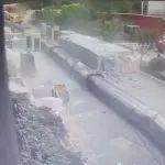 驚魂一刻！監(jiān)控實錄：吊車翻車吊臂砸下來的瞬間，吊臂下小工死里逃生全過程...