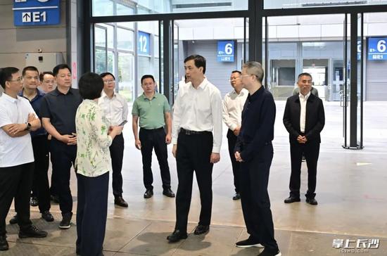 周海兵督導(dǎo)檢查第四屆長沙國際工程機(jī)械展覽會籌備工作。長沙晚報全媒體記者 余劭劼 攝