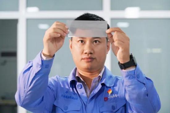 研发人员正在对金属掩模版表面就行查看(1).jpg