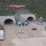 柳覃高速公路全線最長隧道貫通