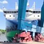 视频曝光！达飞集装箱船撞上汉堡港码头和起重机
