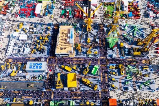 2023年，徐工萬噸米級塔機(jī)在巢馬鐵路馬鞍山公鐵長江大橋吊裝施工.jpg