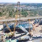 徐工履帶式起重機(jī)圓滿完成高難度精餾塔吊裝任務(wù)