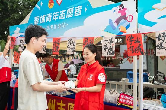 为考生提供爱心文具.jpg