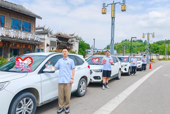 乌长高速公路项目爱心车队.jpg
