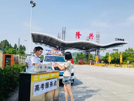 铁建投资成都高速项目为高考生送上文具包及饮用水（摄影：程静）.jpeg