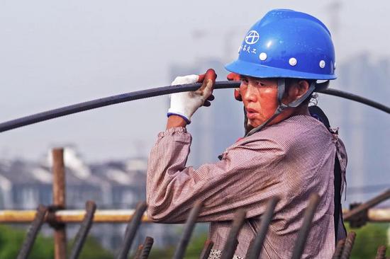 【17】《托起致富路》.jpg