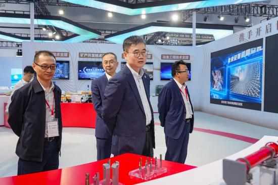 朱可炳察看集团公司配合承办的展区布展准备情况.jpg