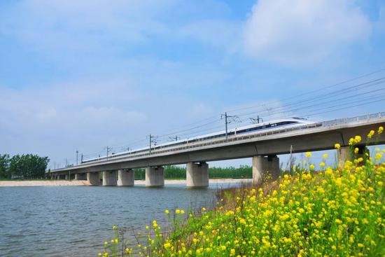 2011年，中国第一条完全具有自主知识产权，完全实现国产化的高速铁路——京沪高铁，试验时速486.1公里.jpg