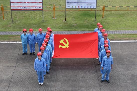 7月1日，湖南有色投资所属郴氟公司党委组织各党支部开展重温入党誓词、我和党旗合影、卫生清扫志愿服务系列活动，庆祝党的生日。.JPG