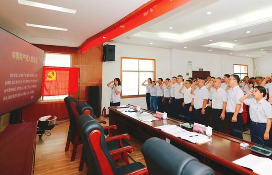 中钨高新-瑶岗仙矿业-为庆祝中国共产党成立104周年，弘扬伟大建党精神，深入贯彻中央八项规定精神学习教育，激励全体党员干部坚定理想信念，牢记使命担当，7月1日，瑶岗仙矿业召开庆祝建党104周年大会，回顾光辉历程，重温入党誓词，汲取奋进力量，120余名党员干部参加活动。欧群敏（摄）.jpg