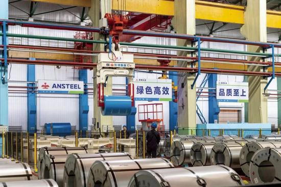 鞍钢股份彩涂“黑灯工厂”，广泛使用工业机器人、无人行车、大数据应用、数字孪生等智能服务，实现运行“自感知、自适应、自决策、自优化”。.jpg