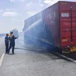 高速公路上汽车起火，铁路作业车秒变“消防车”！