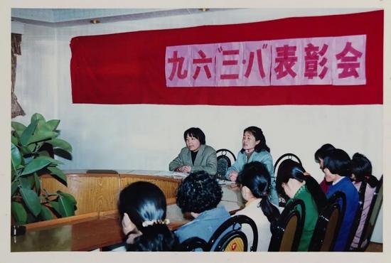 1996年，“三八”表彰会现场。.jpg