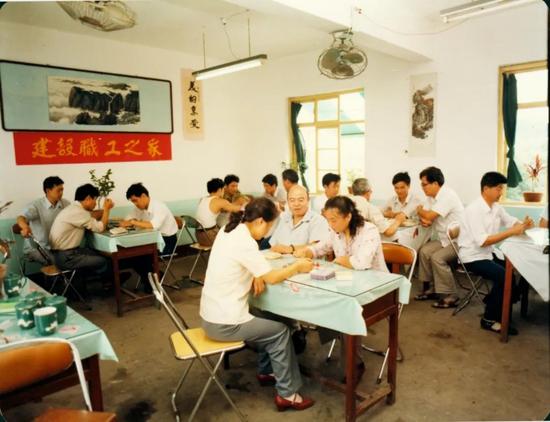 1985年，职工在职工游艺室开展文体活动。.jpg