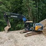 现代多台挖掘机参与雅鲁藏布江水电站建设