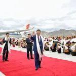 习近平率中央代表团抵达拉萨出席西藏自治区成立60周年庆祝活动