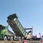 征战天山之巅！柳工512E摊铺机硬核护航温霍公路建设